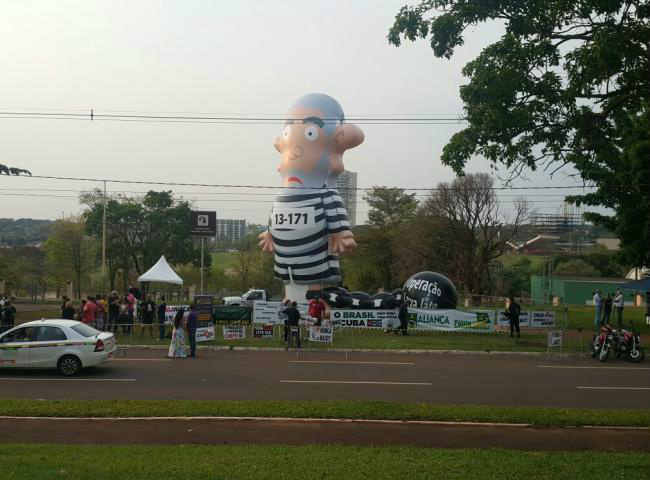 Pixuleco foi montado no Parque das Nações (Foto: via WhatsApp)