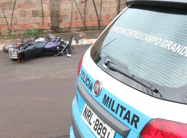 Veículo foi abandonado pela vítima que pediu por socorro (Foto: Luiz Alberto)