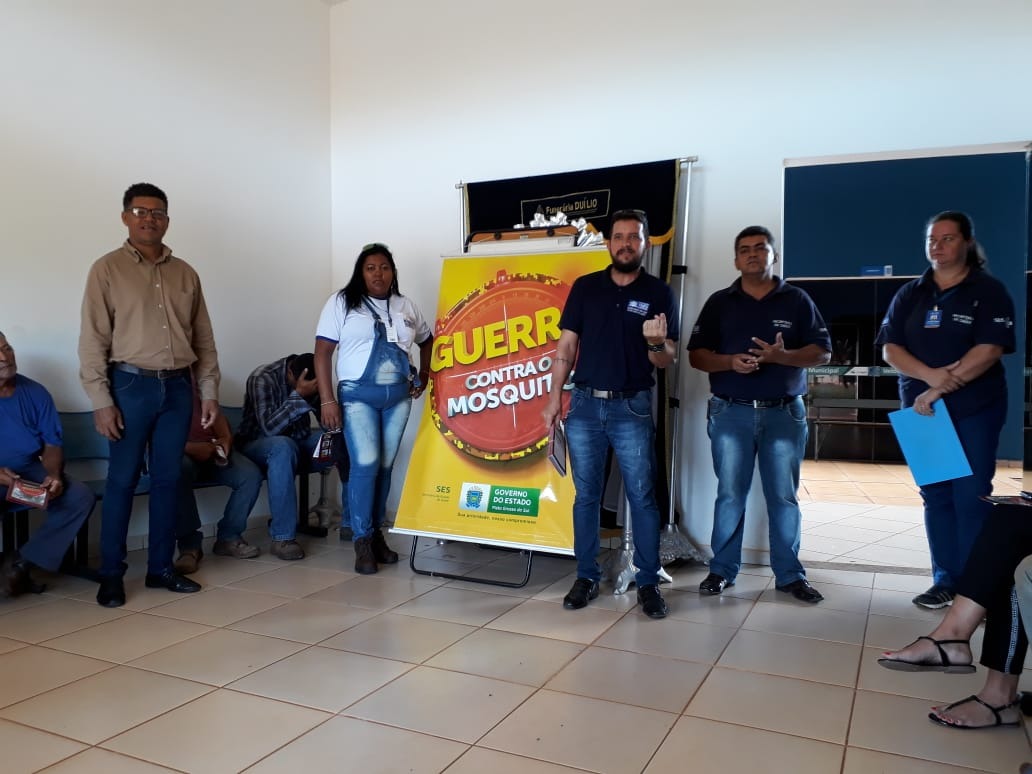 Equipe da Promoção da Saúde orientou famílias sobre cuidados com vasos de flores deixados no Cemitério