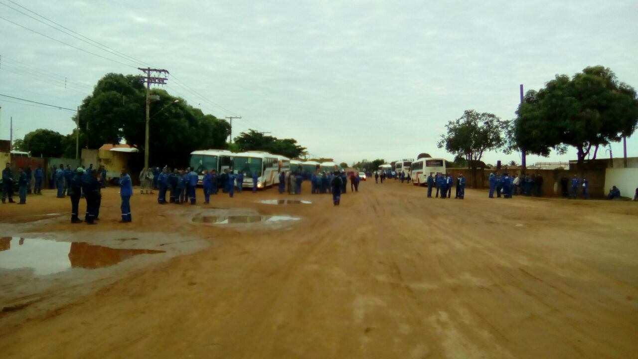 Ônibus foram impedidos de saírem dos alojamentos 