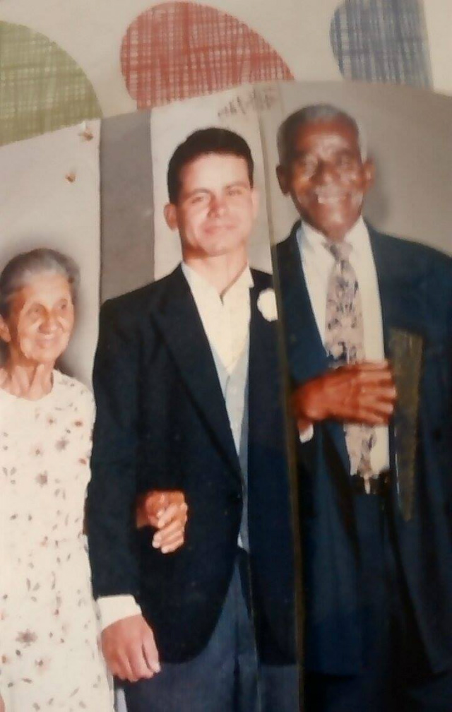 Oswaldo, entre seus pais adotivosfoto: Arquivo família