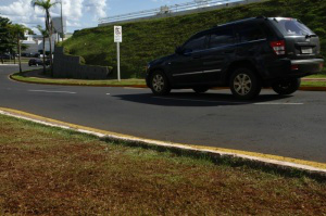 Na curva, motoristas perdem controle da direção ao passar pelo declive