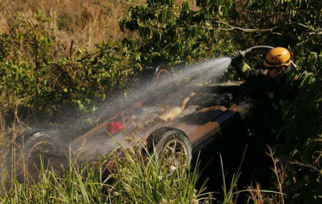 Houve vazamento de combustível e foi necessário usar água e abafadores (Foto: Cleber Gellio/Midiamax)