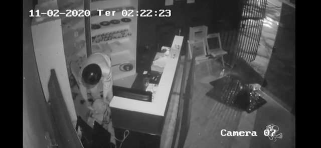 Imagem da câmera de segurança flagram o furto de uma Tabacaria no Centro de Três Lagoas. Foto: Rádio Caçula.