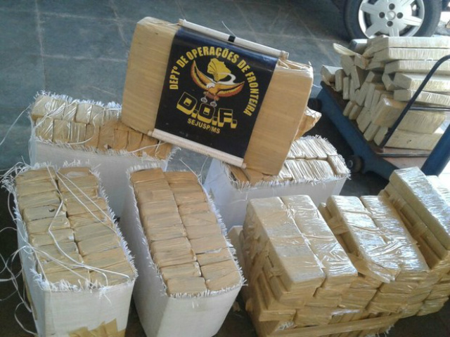 Maconha apreendida pelo DOF na madrugada deste domingo e que seria levada para Andradina (SP) (Foto: DOF/Divulgação)