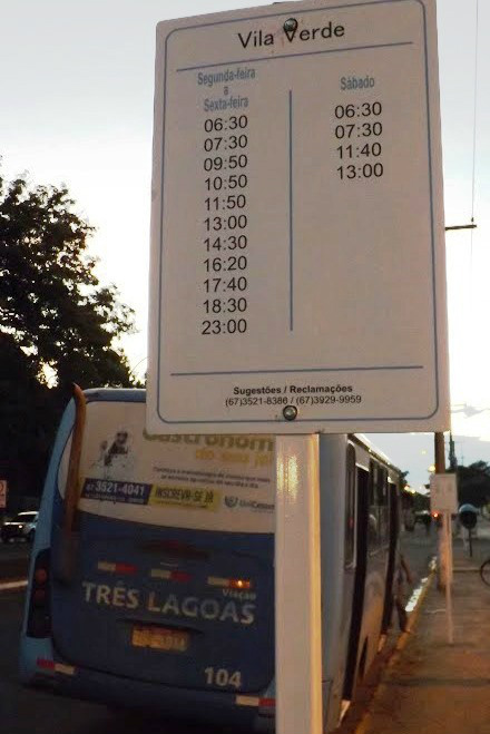 Placa comprova que ônibus não circulam aos domingos 