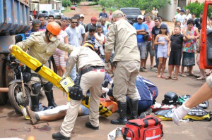 Acidente entre caminhão e moto, deixa motociclista em estado grave no Santa Luzia (Foto: Alcides Neto)