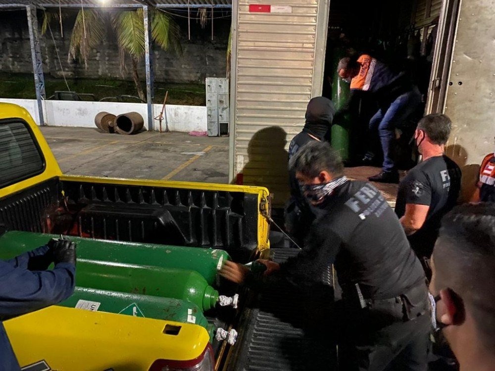 Forças de segurança apreendem caminhão com 33 cilindros de oxigênio - (crédito: Carlos Soares / SSP-AM e Erlon Rodrigues e Alailson Santos / PC-AM)