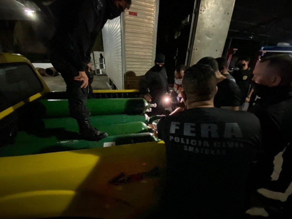 Forças de segurança apreendem caminhão com 33 cilindros de oxigênio - (crédito: Carlos Soares / SSP-AM e Erlon Rodrigues e Alailson Santos / PC-AM)
