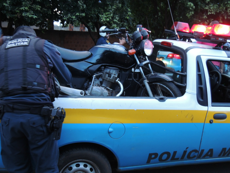 A moto em posse dos menores havia sido furtada a menos de três horas, da abordagem. Foto: Rádio Caçula