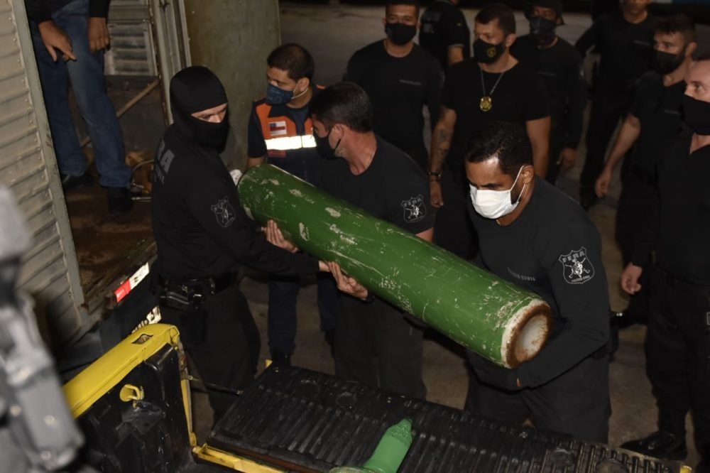 Forças de segurança apreendem caminhão com 33 cilindros de oxigênio - (crédito: Carlos Soares / SSP-AM e Erlon Rodrigues e Alailson Santos / PC-AM)