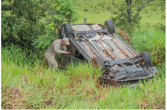 Veículo saiu da pista e capotou ás margens da rodovia (Foto: Marcos Maluf) 