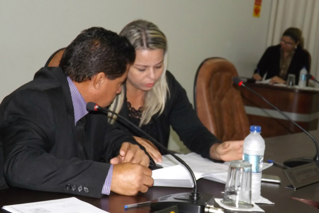 Vereadora Aurinéria e Domingos durante análise do requerimento