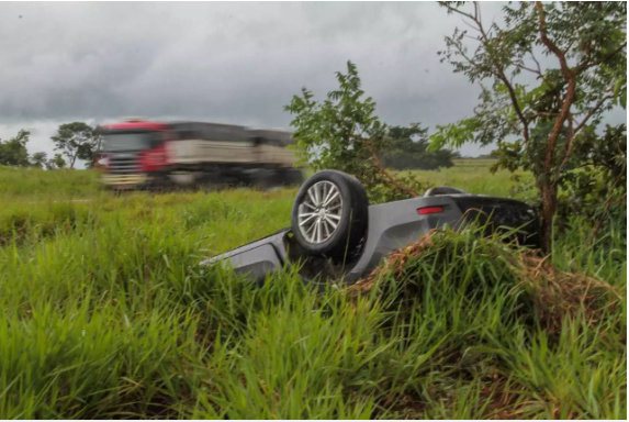 Condutor estava sozinho e não sofreu ferimentos (Foto: Marcos Maluf) - CREDITO: CAMPO GRANDE NEWS