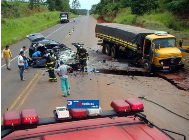 Acidente aconteceu quando Caminhão entrava no pátio do posto de gasolina, na contramão de direção. Foto: Manoel Messias/Mil Noticias