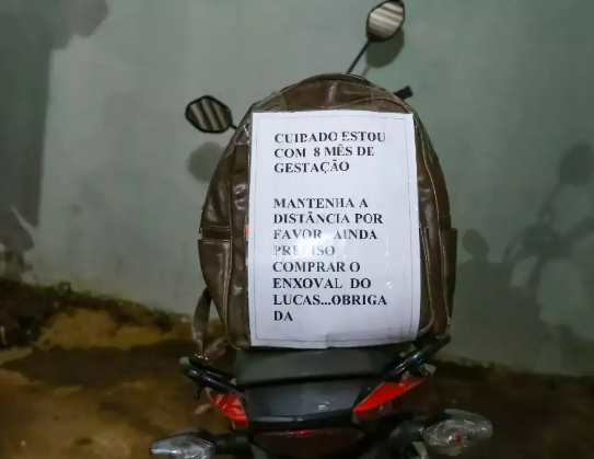 Recado que Ju escreveu, imprimiu e colou na mochila (Foto: Paulo Francis) - CREDITO: CAMPO GRANDE NEWS