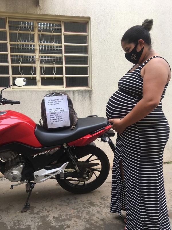 Juciane segura sua barriga de quase nove meses de gestação