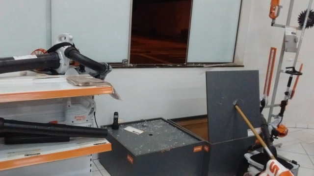 Os ladrões arrombaram a janela de blindex do estabelecimento comercial. Foto: Rádio Caçula.