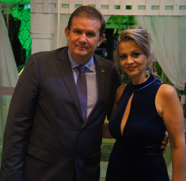 Deputado Eduardo Rocha ao lado de Glaucia Zaruche