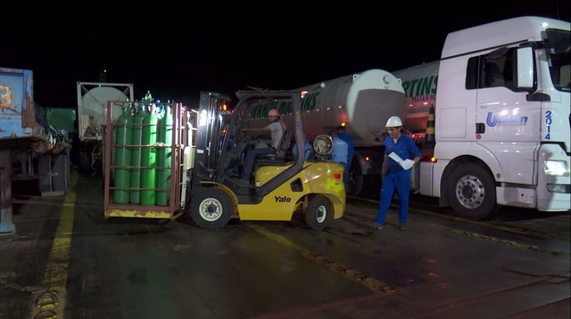 Oxigênio chegou a Manaus por meio de balsas, na madrugada deste sábado (16). — Foto: Reprodução