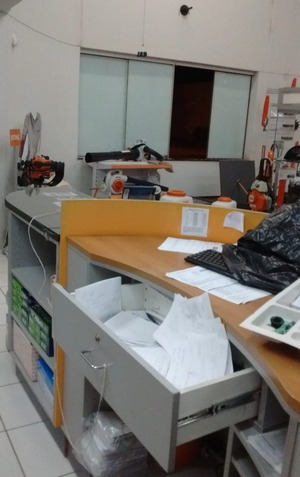 Além de furtarem os equipamentos, o criminosos vasculharam as gavetas a procura de dinheiro. Foto: Rádio Caçula.
