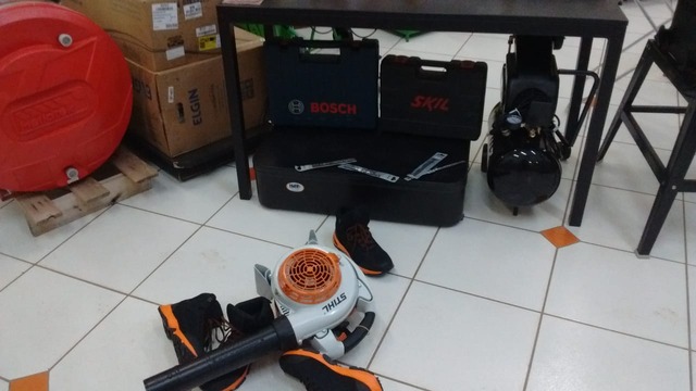 Vários equipamentos foram furtados pela dupla de assaltantes. Foto: Rádio Caçula.