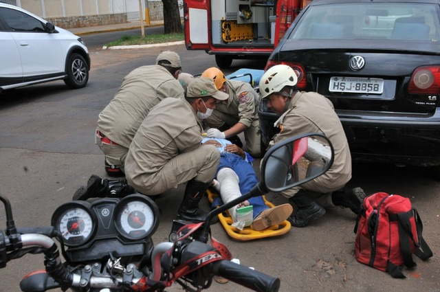 Homem foi socorrido pelos Bombeiros e levado para a Santa Casa - Foto: Valdenir Rezende/Correio do Estado