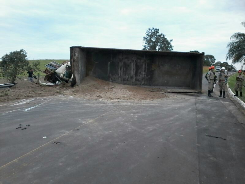 Foto: Vinicius Squinelo/Correio do EstadoDe acordo com informações, Max conduzia uma carreta e perdeu o controle da direção