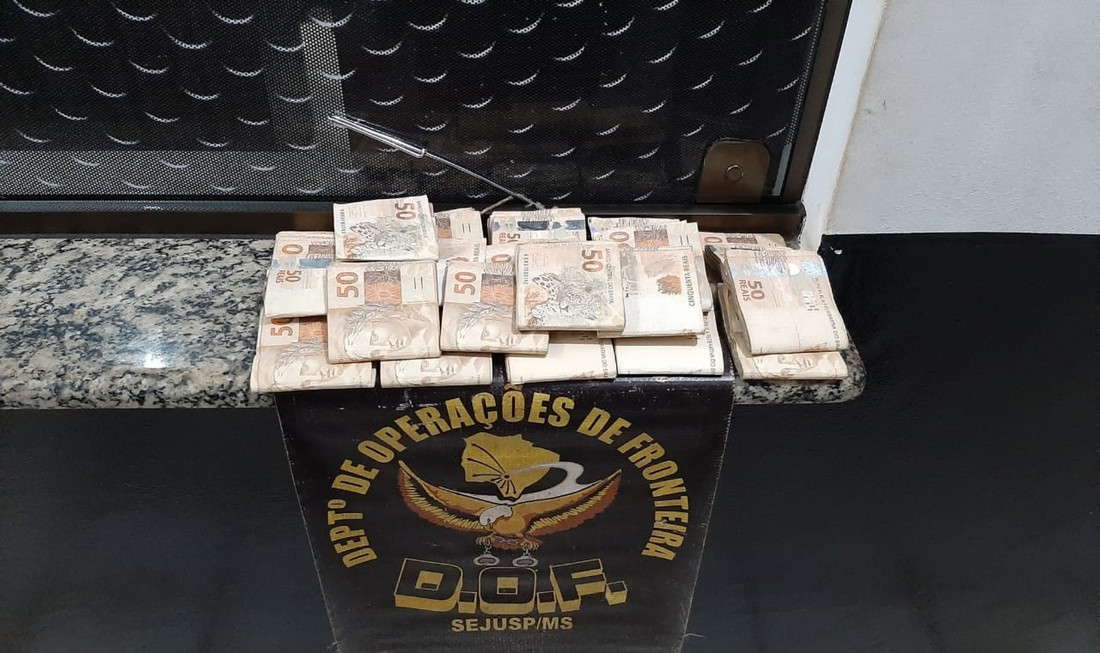 Notas sem origem determinada apreendida durante abordagem de rotina pela DOF. Foto: DOF