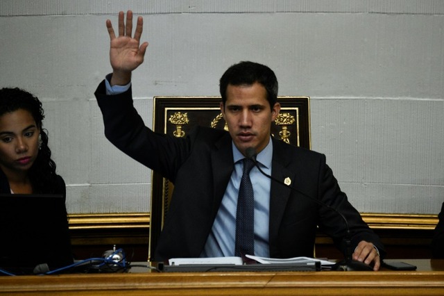 O líder opositor venezuelano Juan Guaidó preside uma sessão Assambleia Nacional em Caracas, em 2 de abril de 2019 - AFP/Arquivos