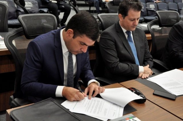 Deputados Jamilson Name (PDT), autor do projeto, ao lado de Renato Câmara (MDB), durante sessão (Foto: Luciana Nassar/ALMS)