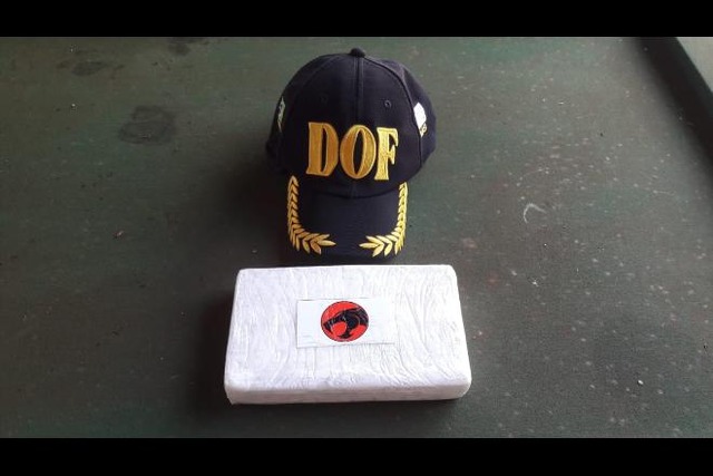 Embalagem presa à mulher tinha o emblema do seriado animado Thundercats - DIVULGAÇÃO/DOF