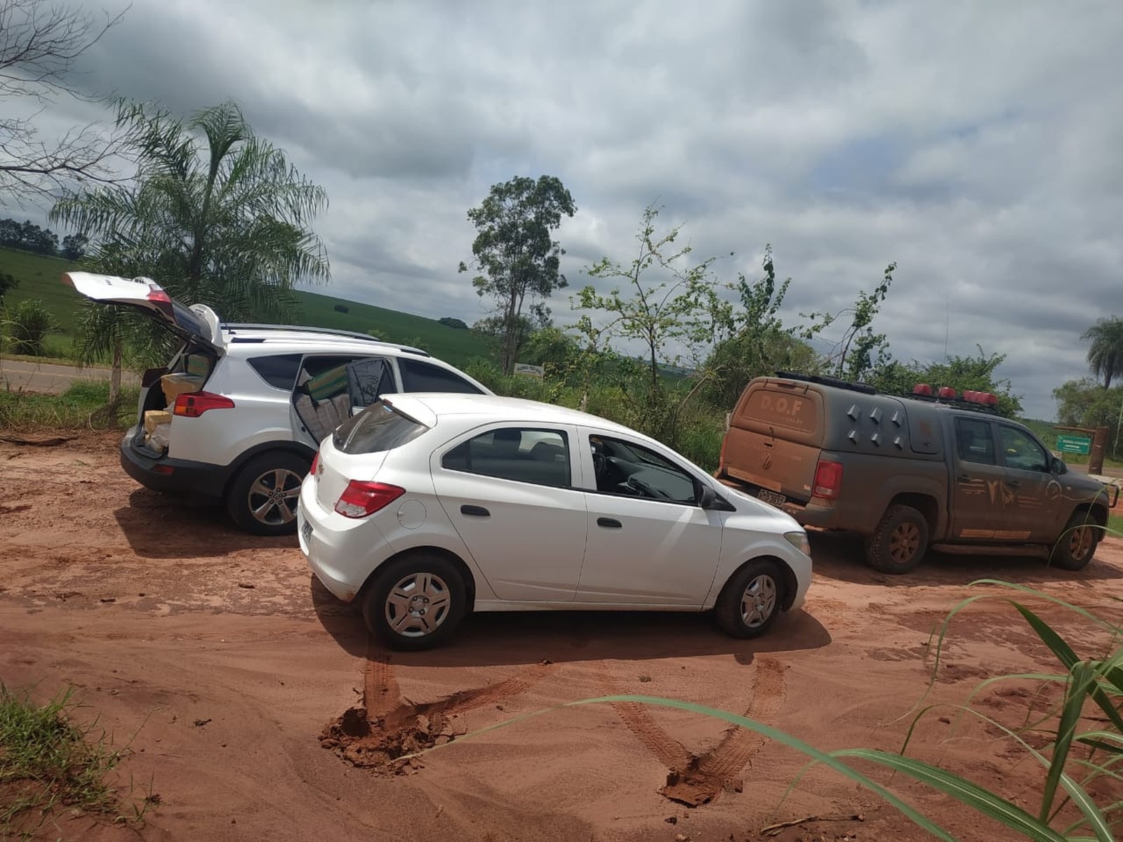 Apreensão de dois veículos com drogas. Foto: DEFRON