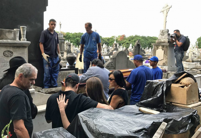 Viúvo se debruça sobre o caixão da radialista Liza Carioca (Foto: Káthia Mello/G1)