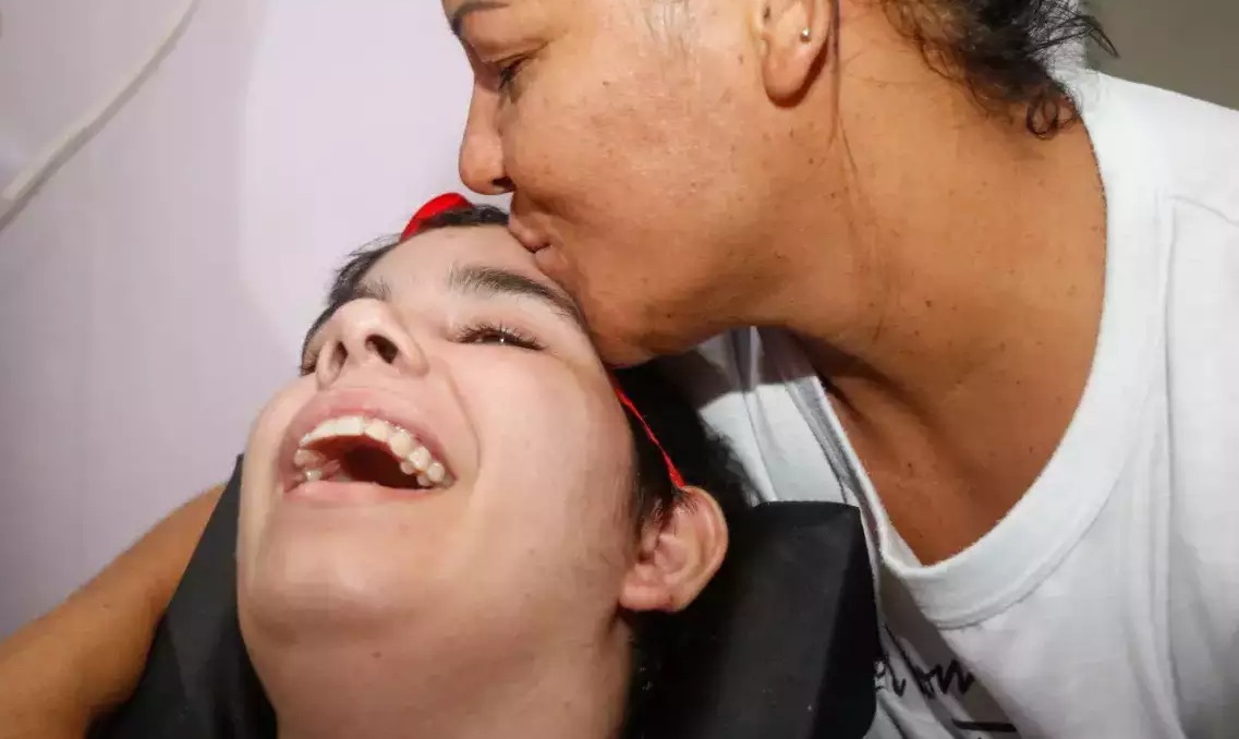 Mãe não desiste do amor, mesmo que a doença rara tenha mudado os planos de vida (Foto: Henrique Kawaminami)