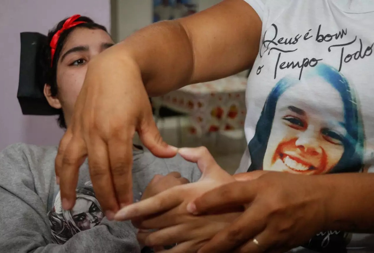 Léia ajuda a filha a fazer 