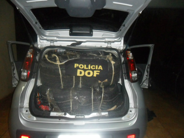 Mercadorias sem notas fiscal estavam divididas em dois carros. Motoristas foram detidos.Foto: Divulgação