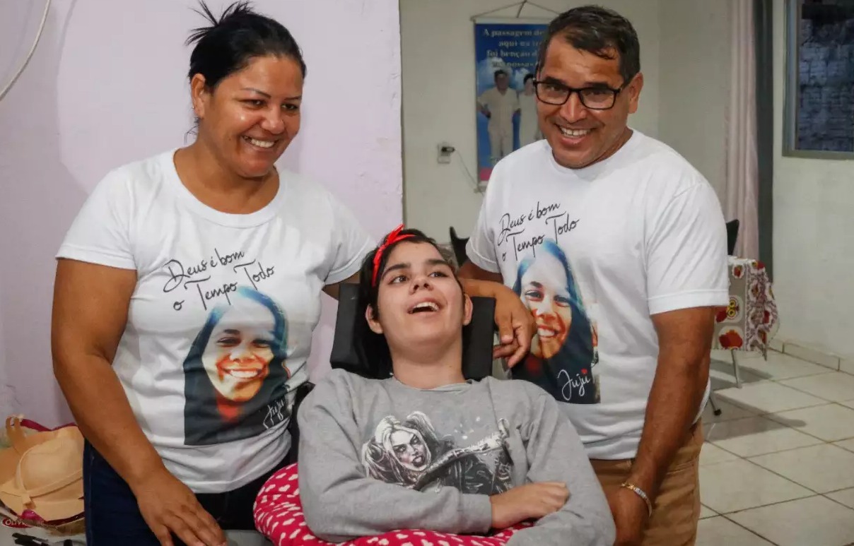 Pais de Juju, Léia e o marido Ivan ao lado da filha (Foto: Henrique Kawaminami)