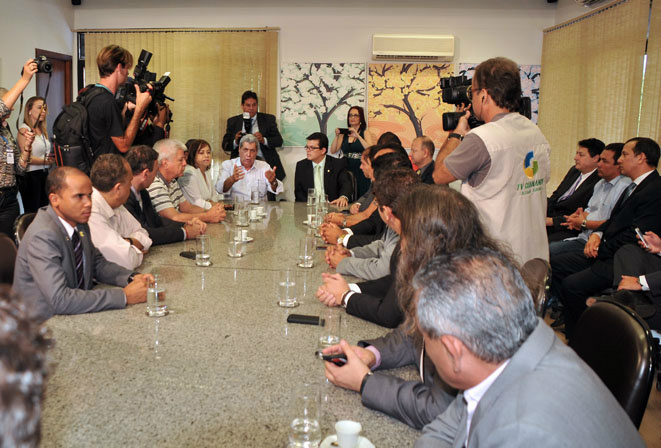 André recebeu o prefeito e vereadores ontem (Foto: Paulo Ribas/Correio do Estado)