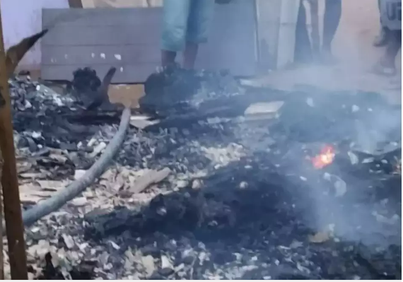 Barraco foi destruído pelas chamas. (Foto: Reprodução/Amambai Notícias) 