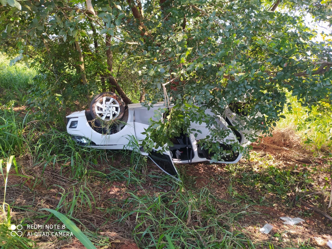 Um carro capotou,na Br 262, na tarde deste sábado (22). Foto: CB/Rádio Caçula.