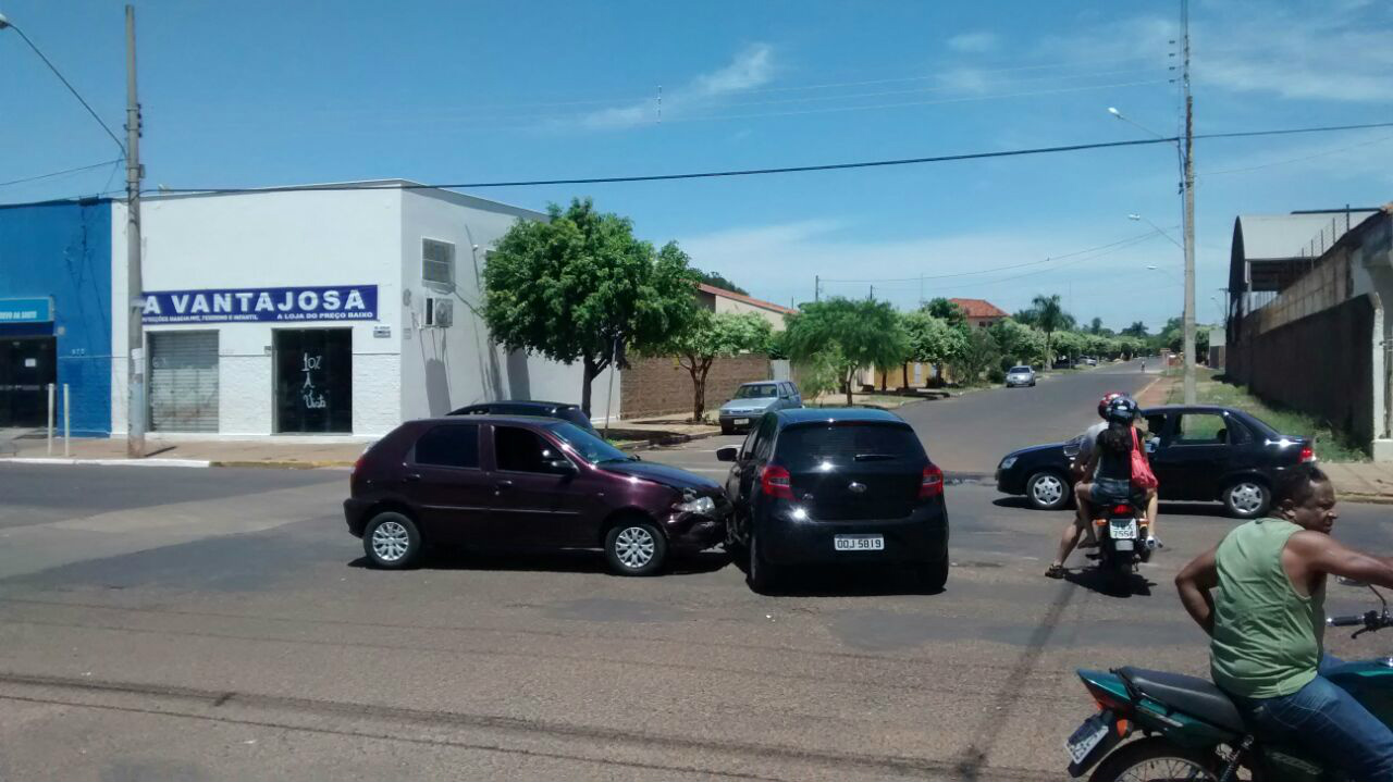 Acidente entre dois veículos apenas danos materiais.Foto:Rádio Caçula 