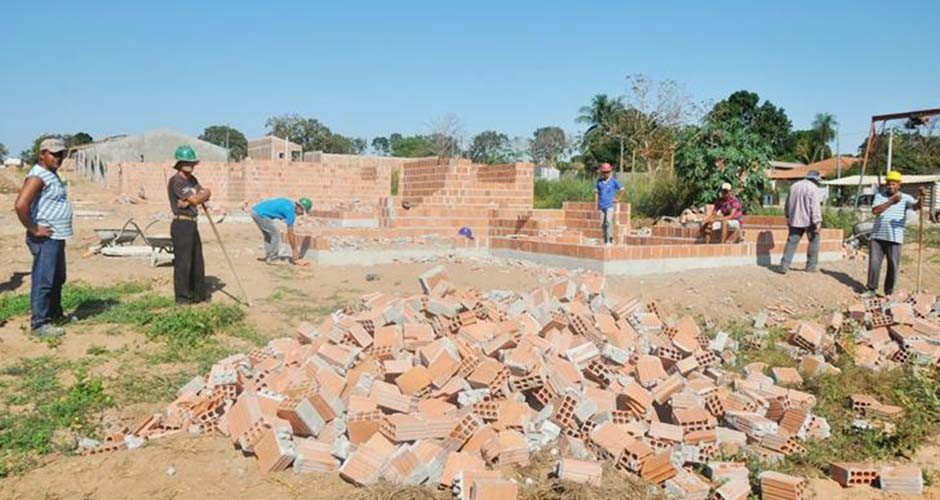 Pedreiros informaram que viram rastros de veículo no local (Foto: Maikon Leal)