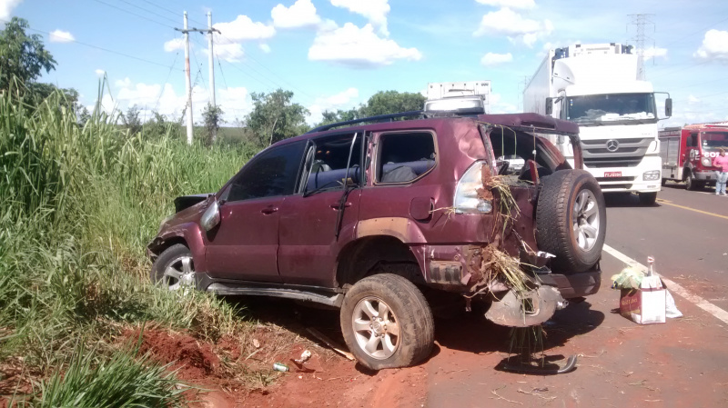 A camionete capotou por duas vezes, após um caminhão invadir a pista. Foto: Rádio Caçula