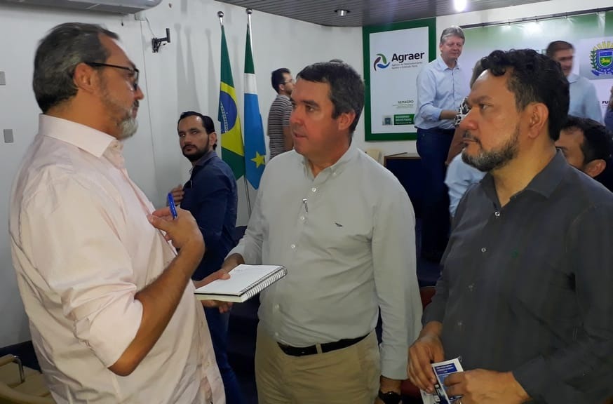 Presidente da Associação Comercial e Empresarial de Ribas, Luiz Henrique Marino durante conversa com secretário Eduardo Riedel e secretário adjunto da SEMAGRO, Ricardo Senna. Foto: Assesssoria.