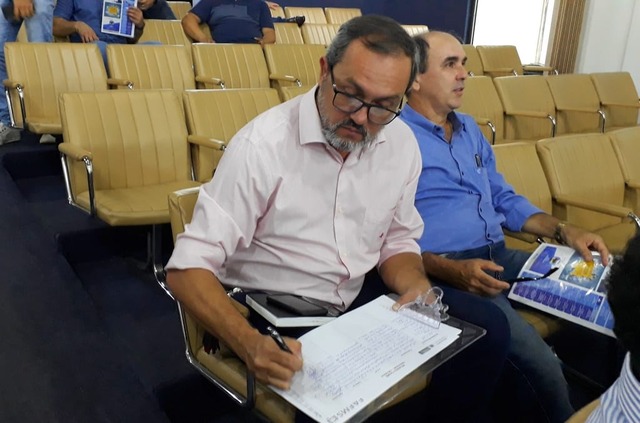 Presidente da Associação Comercial e Empresarial de Ribas, Luiz Henrique Marino assina documento na reunião. Foto: Assessoria