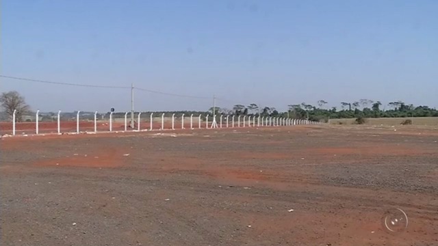 Caminhonete capotou no estacionamento de recinto (Foto: Reprodução/TV TEM/Arquivo)