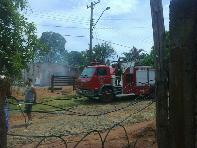 Incêndio teria sido causado por briga entre casal. (Foto: Direto das ruas)