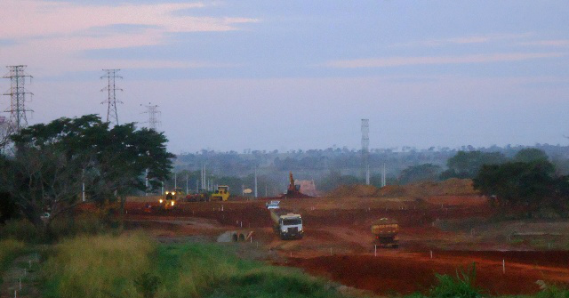 Obra da ponte sobre o Rio Paraná, entre Três Lagoas (MS) e Castilho (SP).