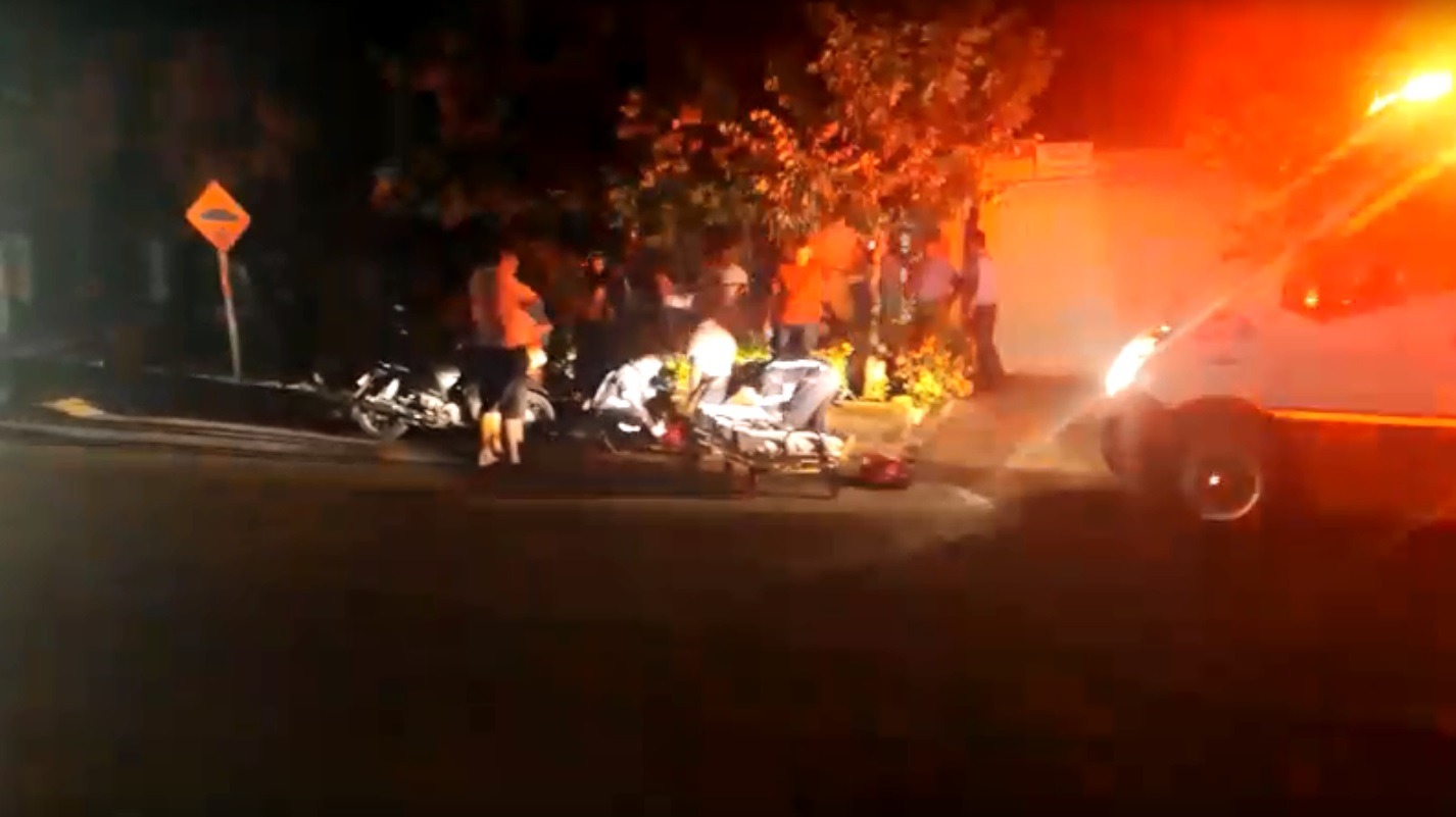 Moradores registraram o socorro ao motociclista, de 43 anos, que sofreu acidente após passar em um buraco – Foto: Reprodução / Rádio Caçula